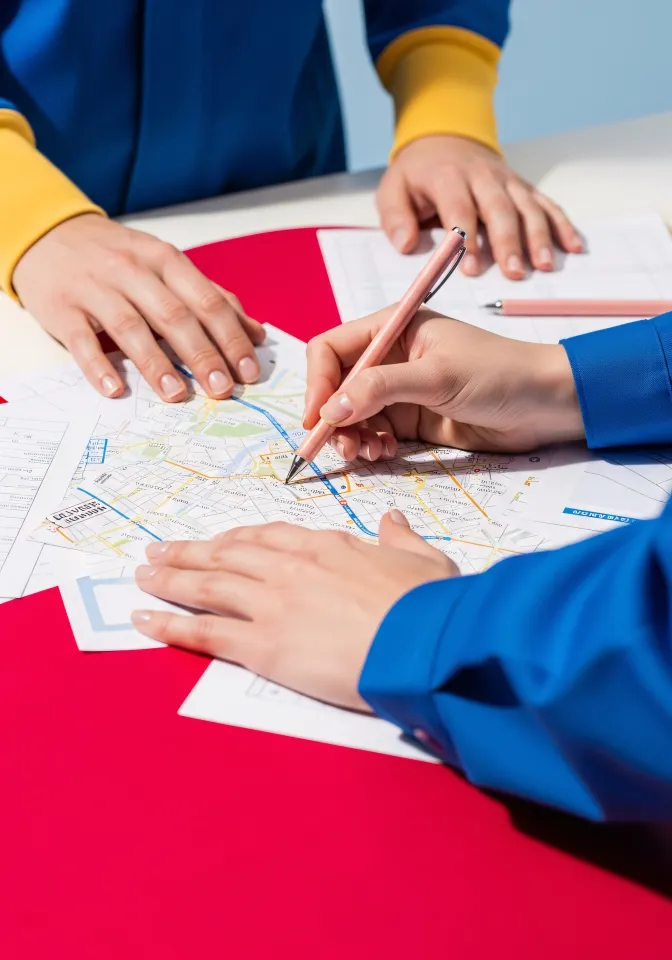 Pessoa recebe orientação financeira profissional